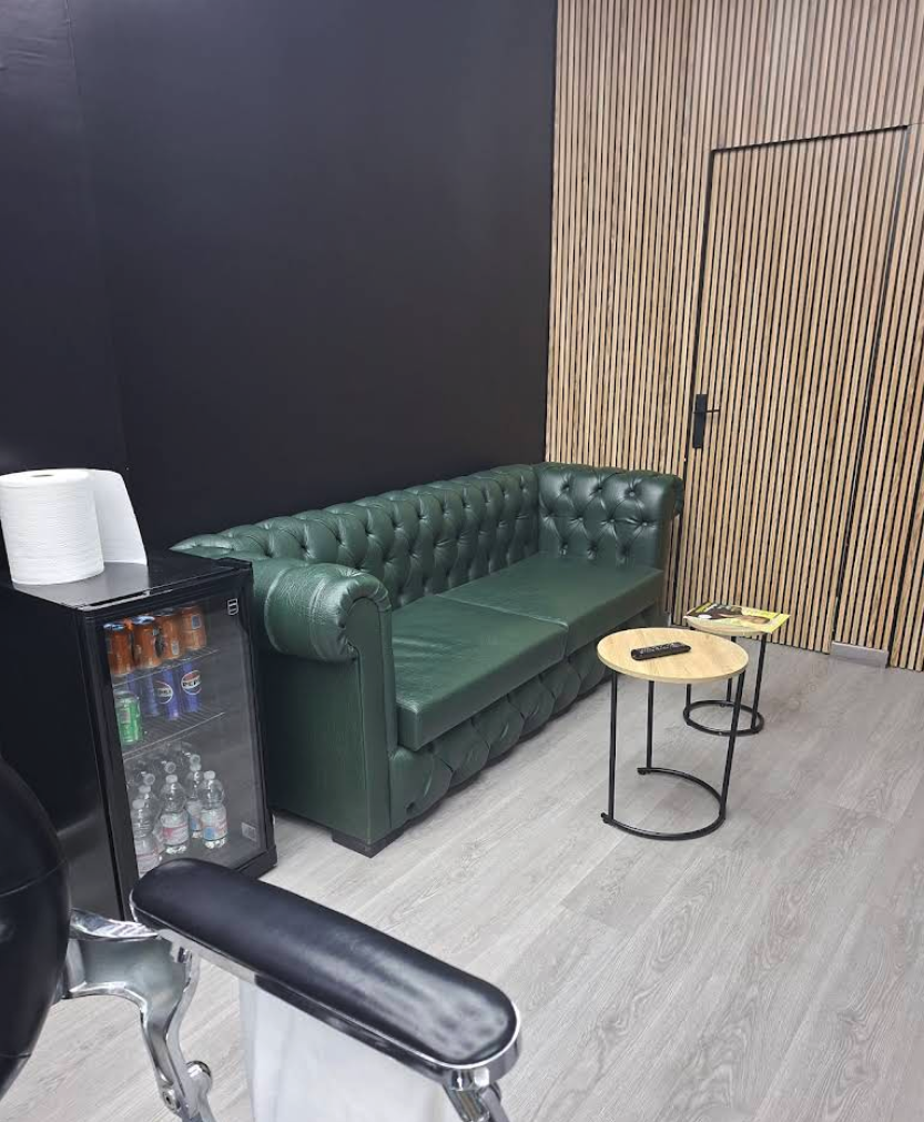 Interior Barbería Plaza de España — zona de trabajo